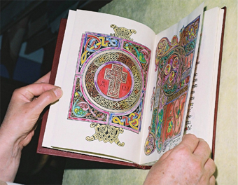 Le livre en mains